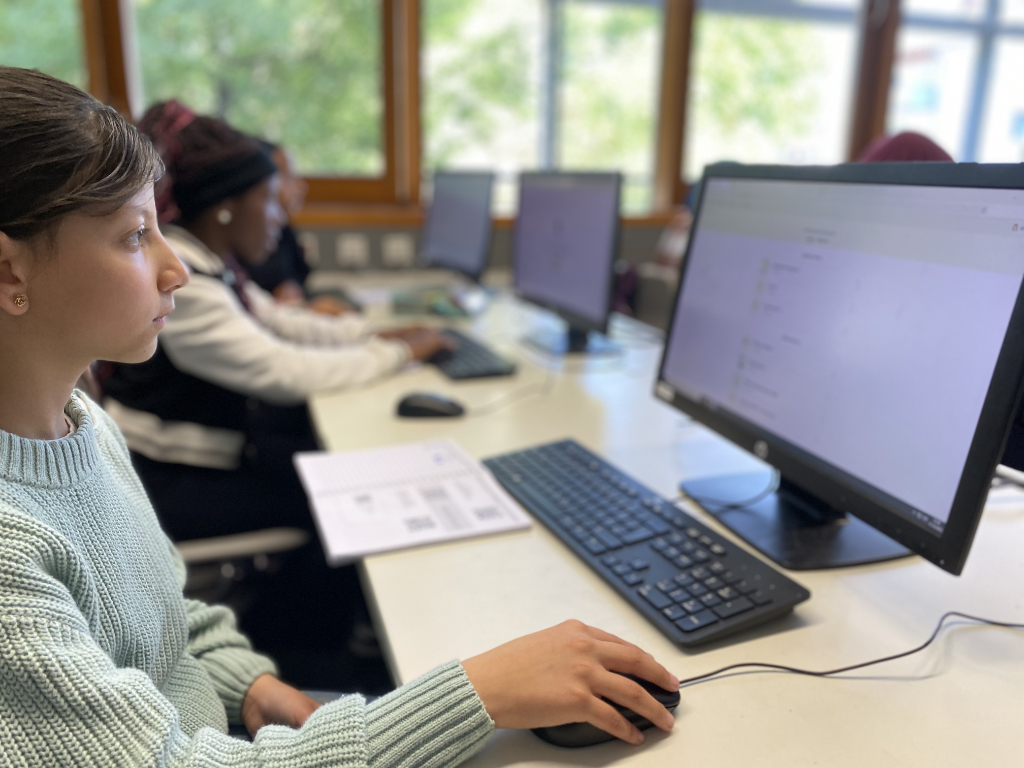 Computerarbeitsplätze an der Adolf-Reichwein-Schule.