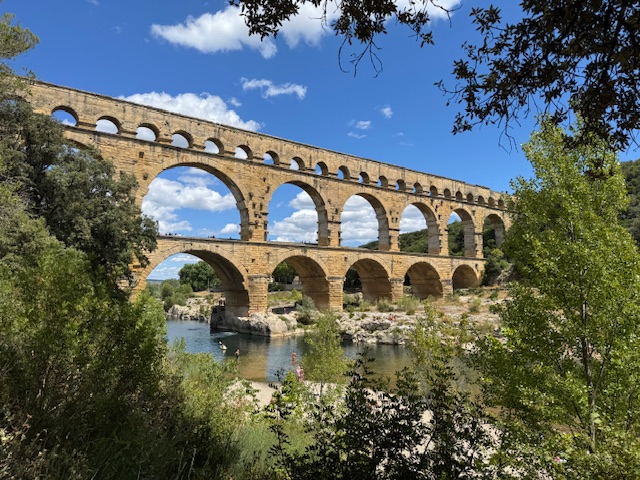 Schülergruppe am Pont du Gard in Südfrankreich.