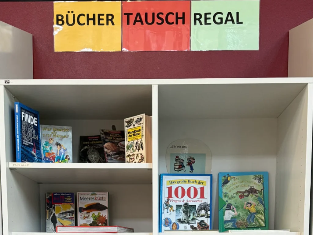 Bücher-Tausch-Regal in der Aula der Adolf-Reichwein-Schule.