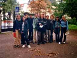 Die Klasse steht für ein Gruppenfoto an einer herbstlichen Straße.