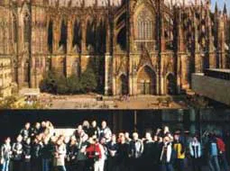Zweiteiliges Bild: oben der Kölner Dom, darunter die Reisegruppe davor.
