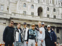 Eine Gruppe Jugendlicher steht vor einem großen klassizistischen Gebäude in London.