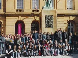 Die Reisegruppe steht vor einem historischen Gebäude in Metz.