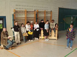 Eine Theaterszene wird in der Turnhalle vor Publikum gespielt.
