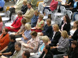 Das Publikum sitzt bei der Einweihungsfeier dicht gedrängt in der Aula.