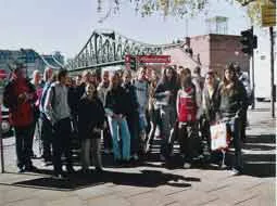 Die Austauschgruppe steht vor einer Brücke.