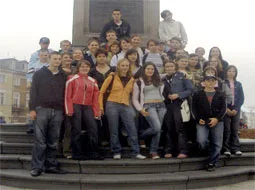 Die Austauschgruppe steht auf einer Treppe vor einem Denkmal.