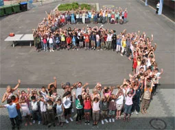 Von oben fotografiert: die neuen Fünftklässler bilden auf dem Schulhof die Ziffer 5.
