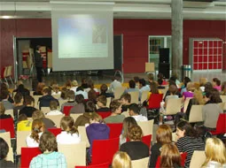 Der Saal ist bei der Vortragsveranstaltung bis auf den letzten Platz besetzt.
