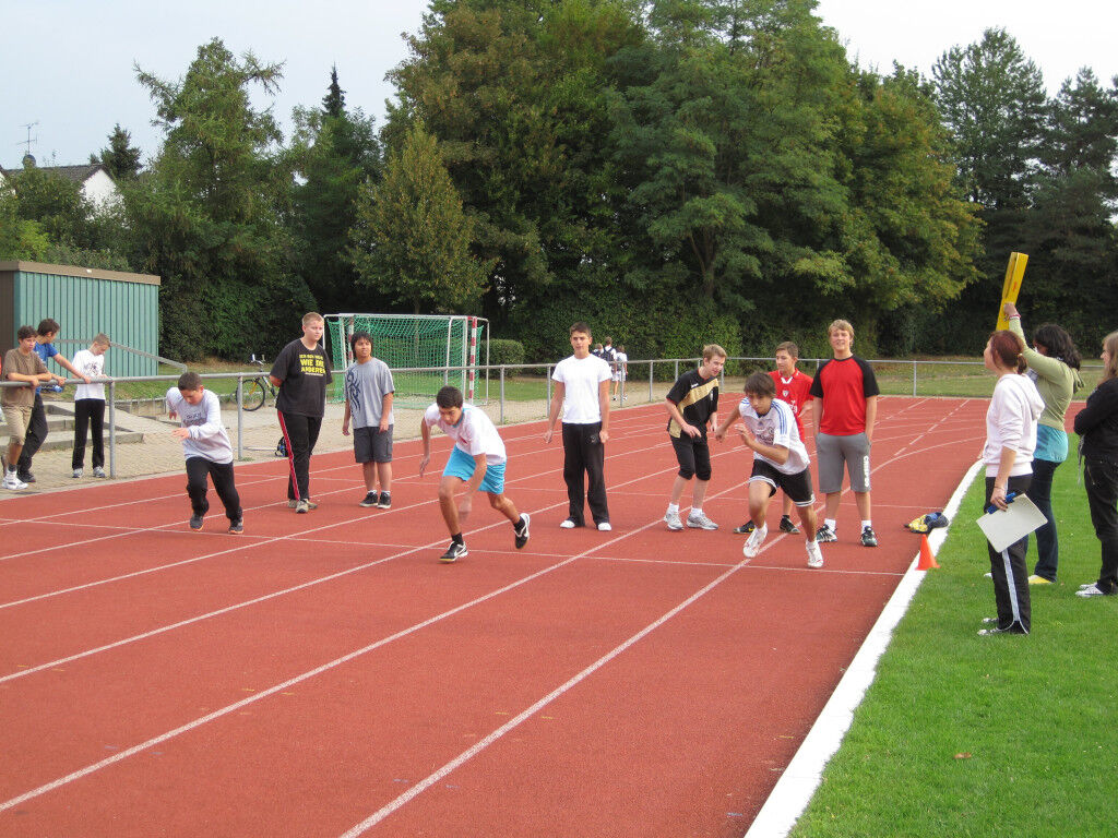 Schüler beim 100 Meter Sprint während der Bundesjugendspiele
