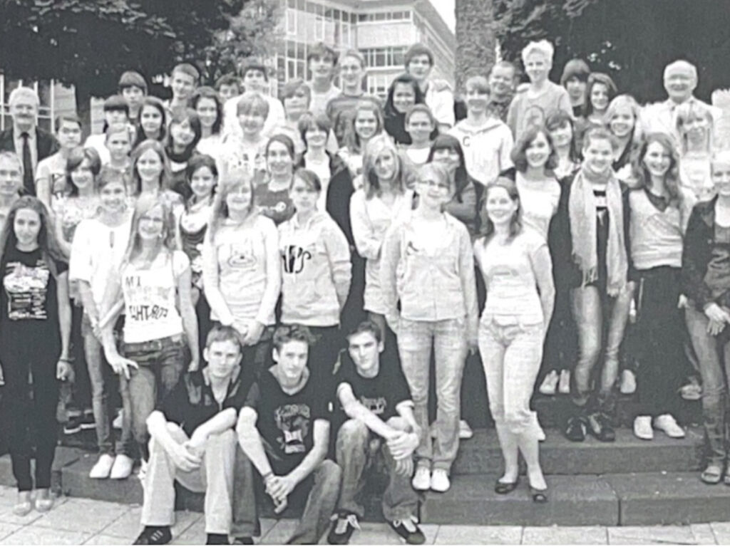 Jugendliche des Polen-Austauschs stehen mit dem Bürgermeister von Kodrab (oben rechts).