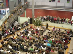 Blick von oben in die voll besetzte Aula während der Veranstaltung.