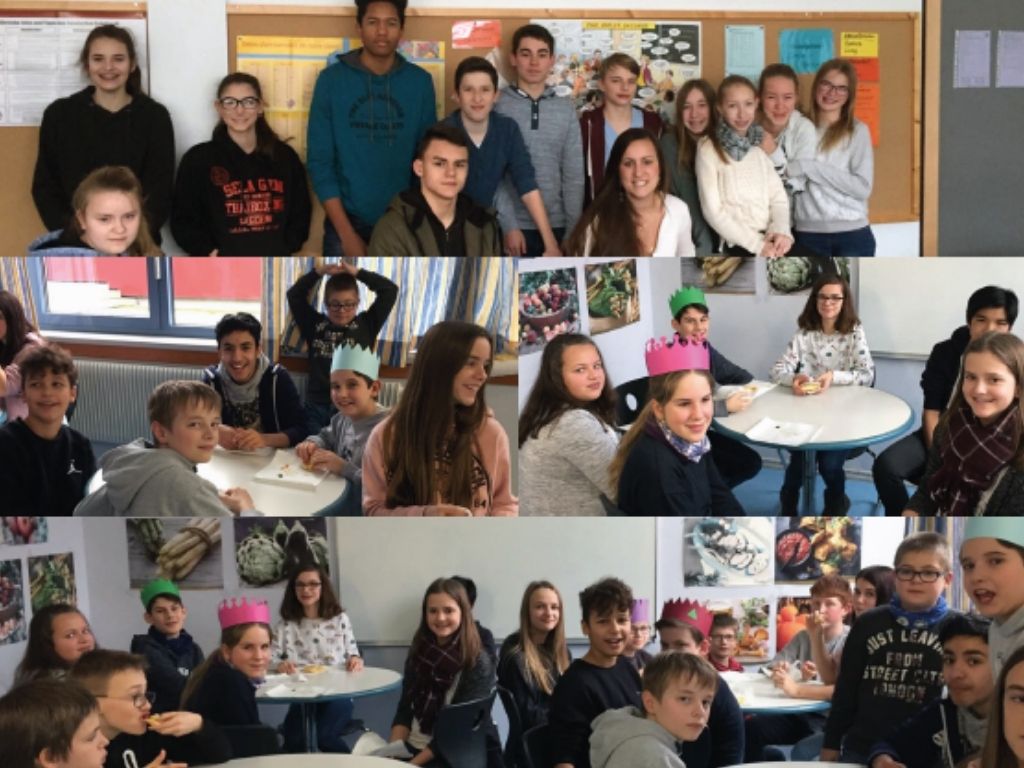Bildcollage aus drei Fotos: eine Klasse mit einer Sprachassistenz aus Frankreich sowie Jugendliche, die an Tischen sitzen und Papierkronen tragen.