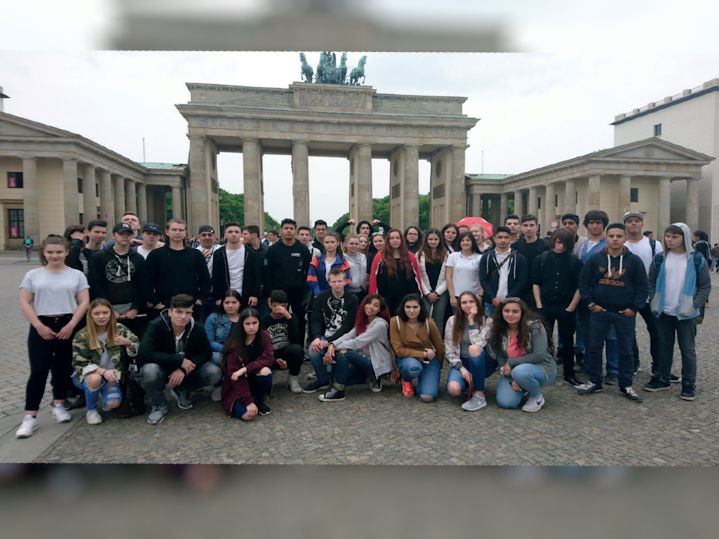 Klassen 9aH, 9bH & 9cH vor dem Brandenburger Tor