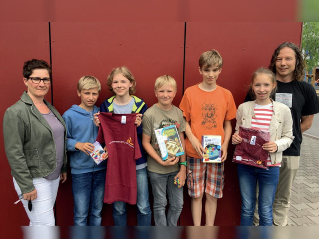 Von links: Frau Hauer, Fabian Maaß, Tim Brezing, Felix Klein, Finn Gullick, Kiara Forst und Herr Dr. Wichert