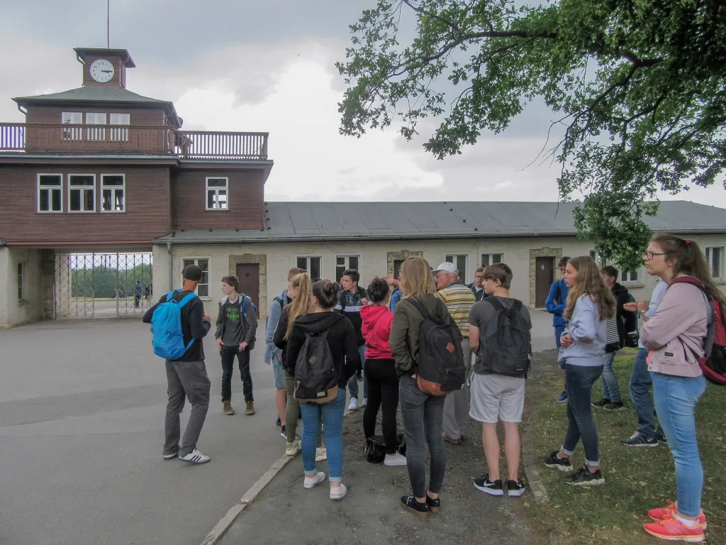 Gruppe vor dem Torgebäude der Gedenkstätte Buchenwald.