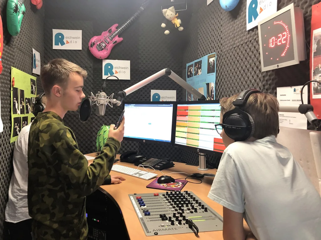 Zwei Jugendliche arbeiten am Rechner im Tonstudio.