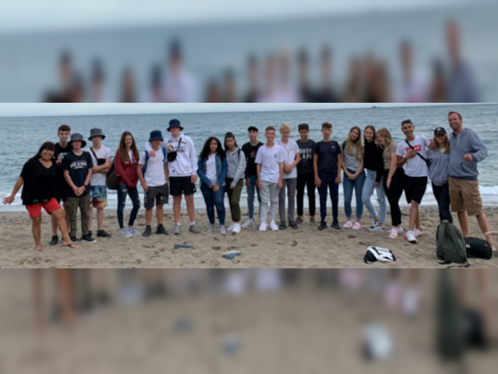 Alle Jugendlichen am Meer
