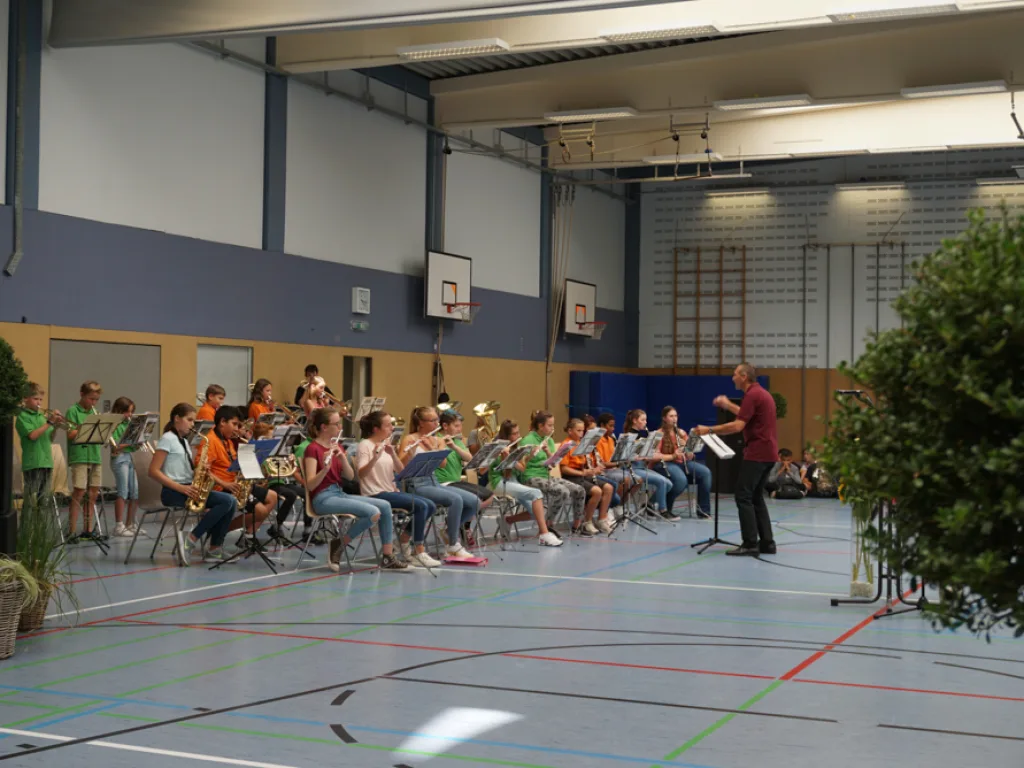 Blick durch die Halle auf das musizierende Orchester.