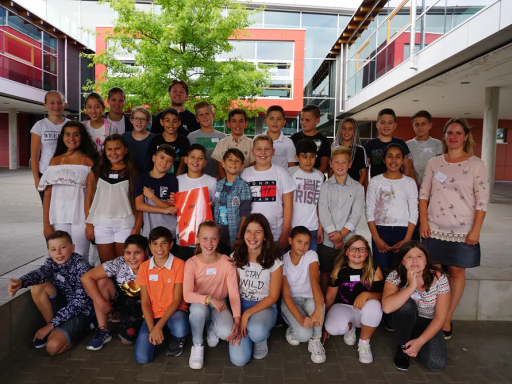 Klassenfoto einer neuen fünften Klasse mit Klassenleitungen.
