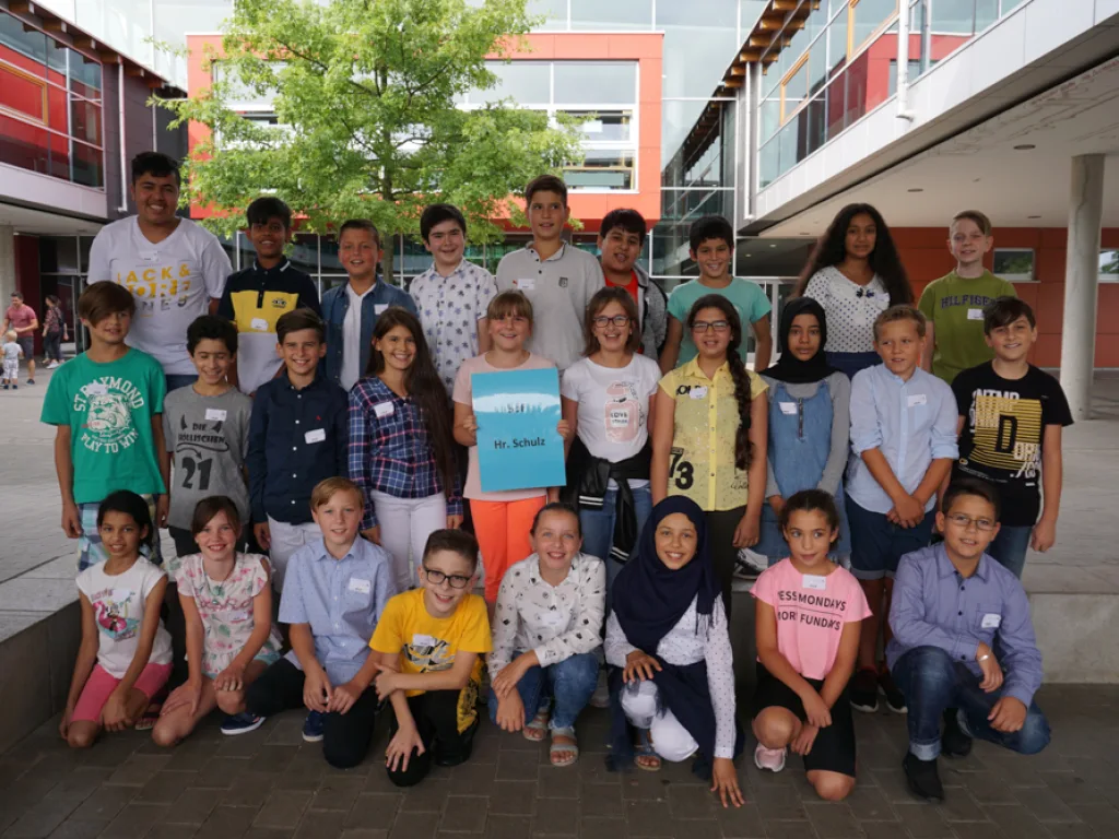 Klassenfoto einer neuen fünften Klasse im Innenhof.
