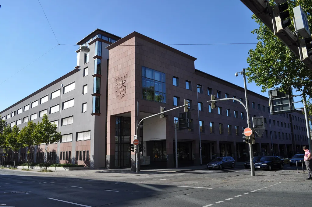 Das Gebäude des Landgerichts Darmstadt, von der Straßenkreuzung aus gesehen.
