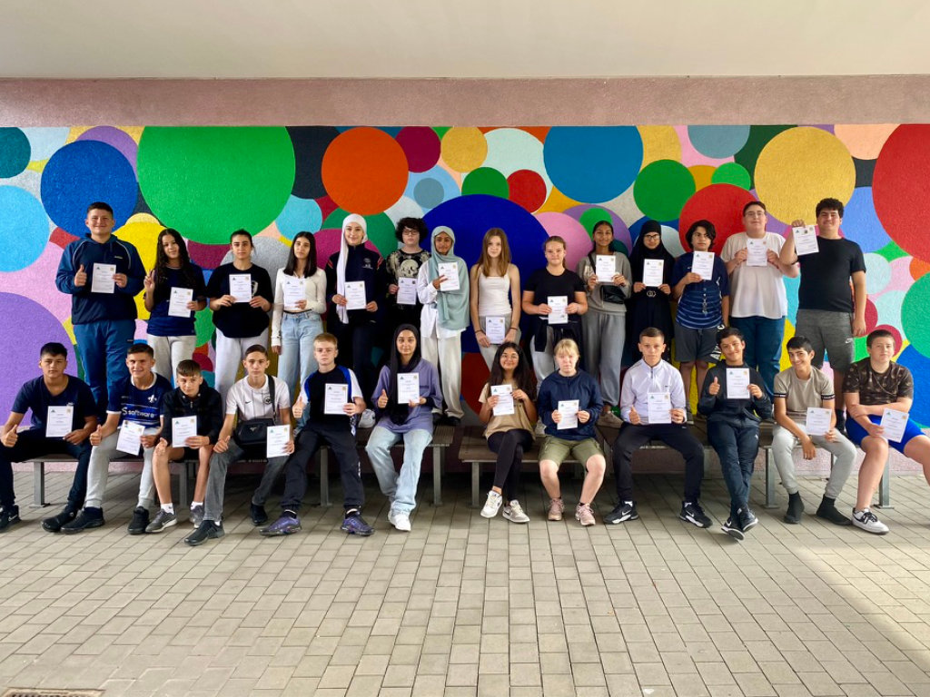 28 Jugendliche haben für ihre Wanderleistung im Schuljahr 2022/23 das Deutsche Wanderabzeichen in Bronze erhalten.
