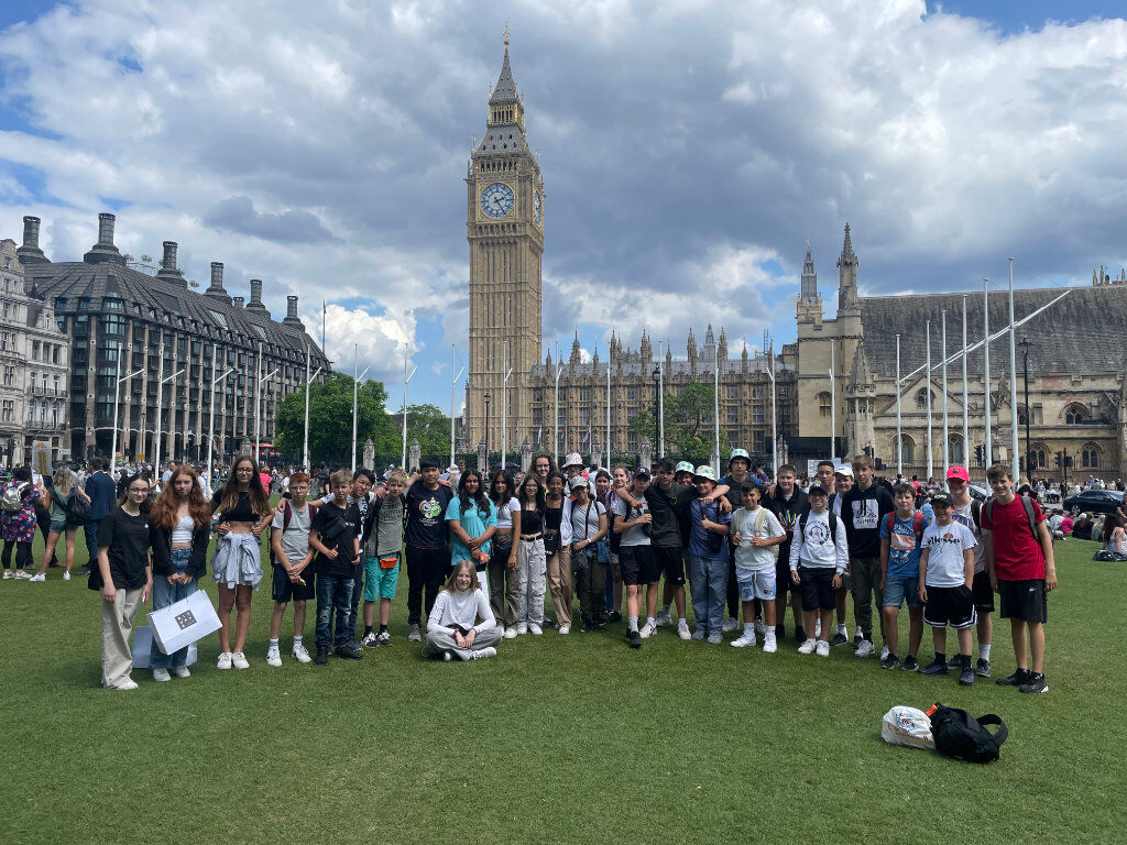 Schülergruppe der Adolf-Reichwein-Schule vor dem Big Ben und den Houses of Parliament in London.