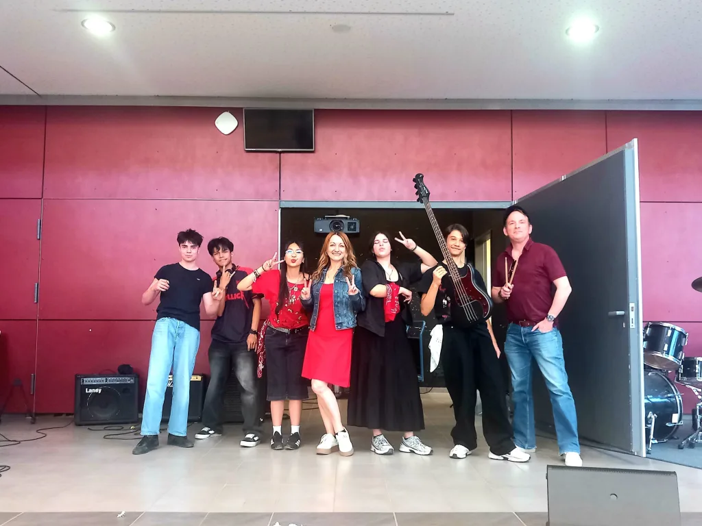 Die Band verbeugt sich am Ende des Auftritts vor dem Publikum.