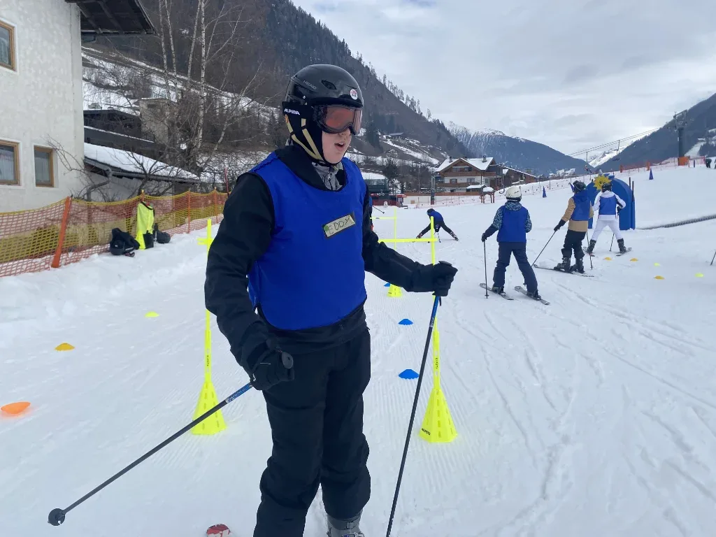 Schüler lernen die ersten Schritte im Skiparcours.