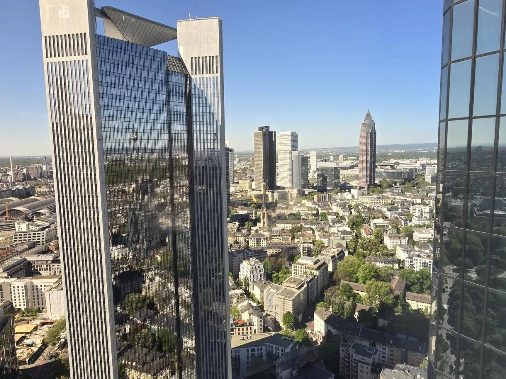 Blick aus dem Hochhaus über die Frankfurter Innenstadt mit dem Messeturm.