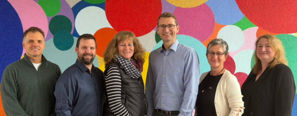 Unsere Schulleitung von links: Herr Strasser (Leiter der Förderstufe und der gymnasialen Eingangsklassen), Herr Obst (Leiter des Hauptschulzweigs), Frau Jäger (Stellvertretende Schulleiterin), Herr Becker (Schulleiter), Frau Hauer (Leiterin des Realschulzweigs) und Frau Schilling (Leiterin des gymnasialen Zweigs)