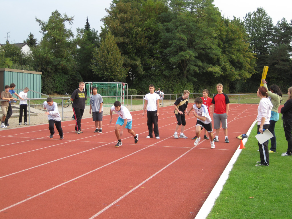 Schüler beim 100 Meter Sprint während der Bundesjugendspiele