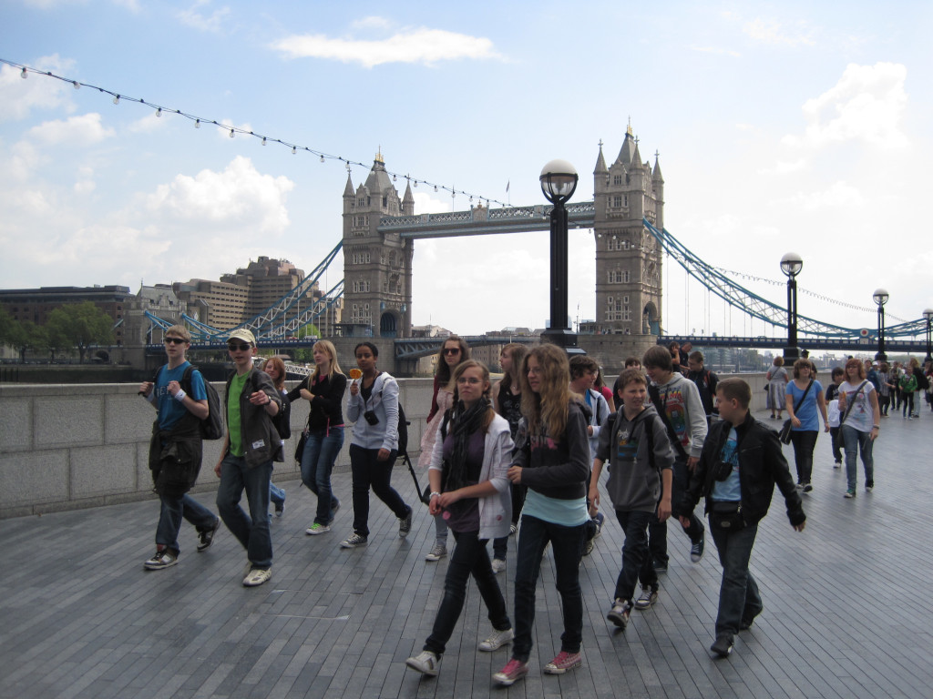 Die Schüler vor der Towerbridge