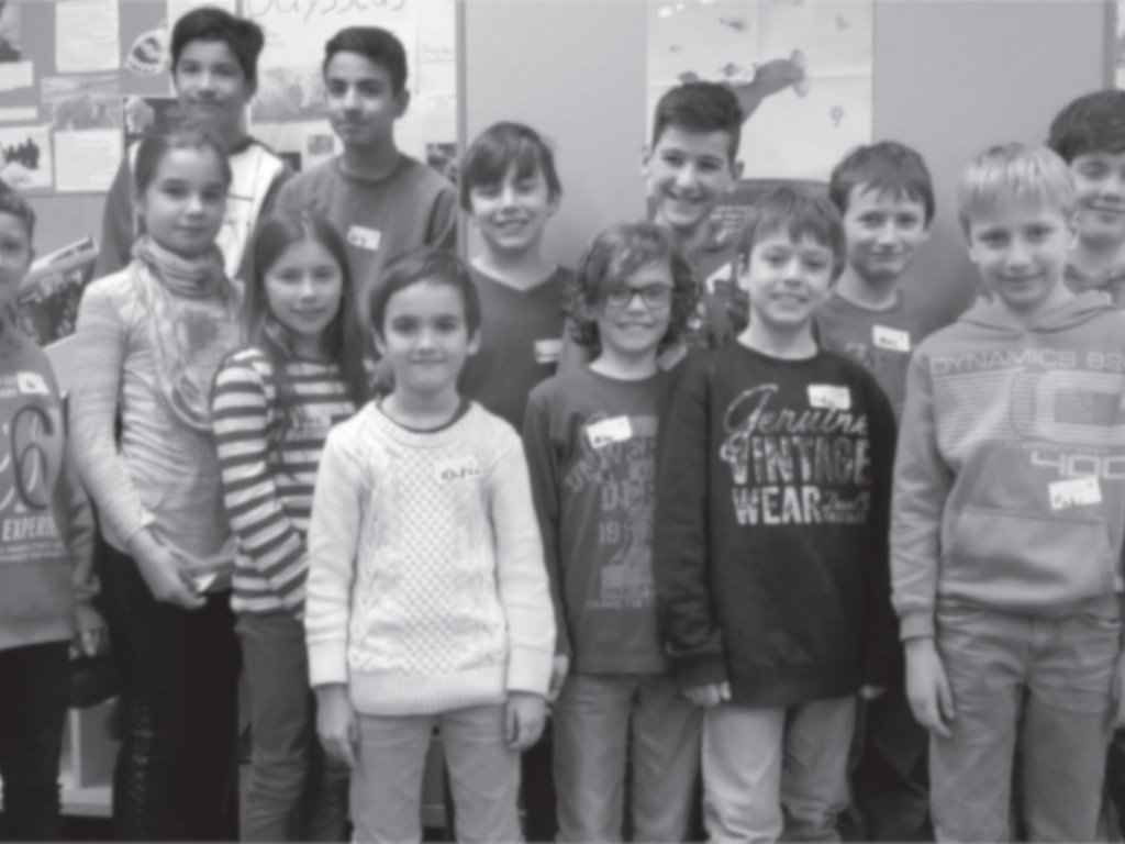 Schüler/-innen schauen in die Kamera