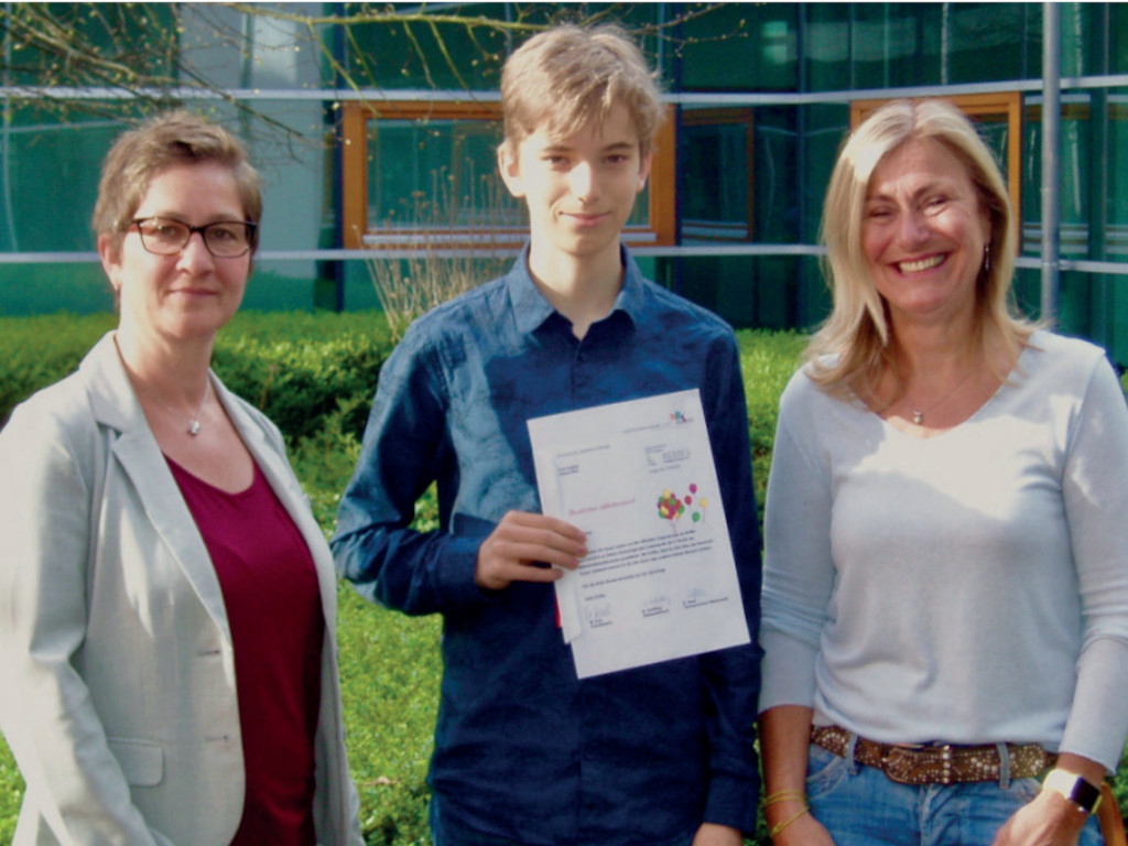 Urkunde wird überreicht von der Schulleitung