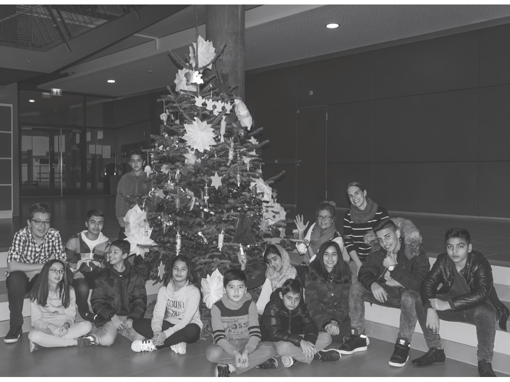 Die IkB Klasse mit ihren gebastelten Sachen