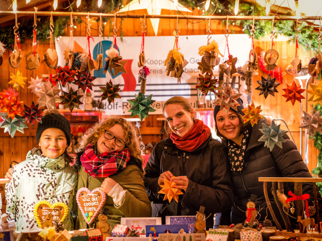 Lehrerinnen und Schülerinnen im Stand der ARS