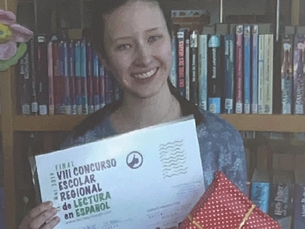 Luci Dittloff mit ihrer Urkunde und Preis