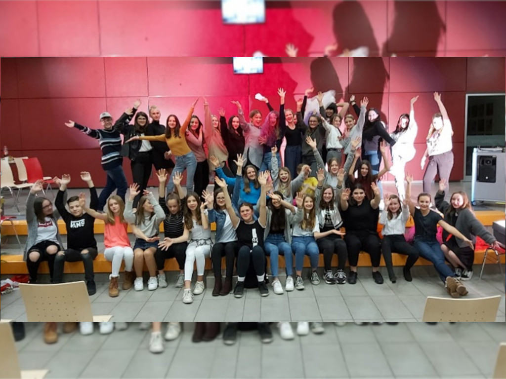 Schüler und Schülerinnen jubeln