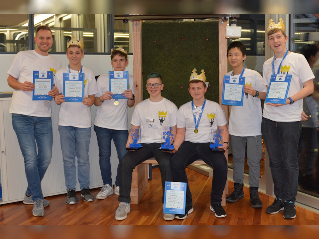 Die RoboKings auf der selbst entwickelten Sitzbank, v.li. Marc Oettinghaus, Jonas Kolle, Jacob Bürkle, Ole Vogel, Karl Kremser, Shengyao Tang, Andrej Popov