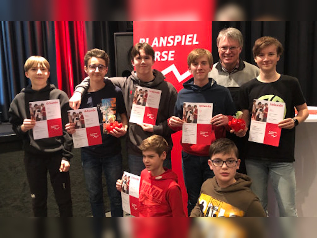 Die Schüler der AG Börsenspiel mit AG Leiter Achim Weiß bei der Siegerfeier im Dietzenbacher Kino