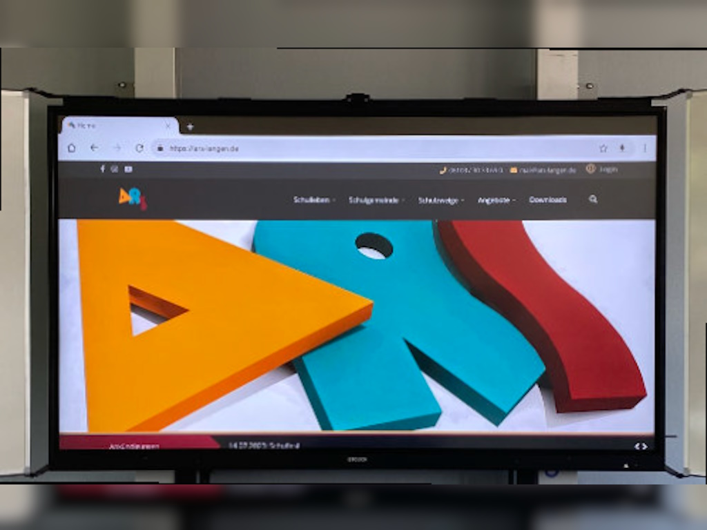 Auf dem i3-Board wird gerade unsere Homepage dargestellt.