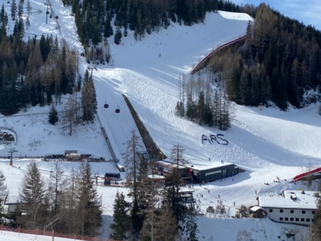 Der Schriftzug der ARS im Schnee bei Kaiserwetter