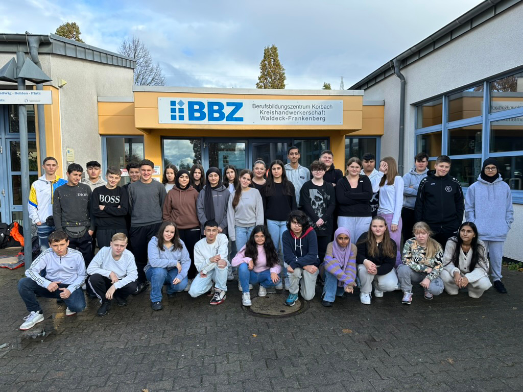 Die 08aH und 08bH vor dem Berufsbildungszentrum Korbach. Foto: Herr Wolf Bericht über die Klassenfahrt im 8. Jahrgang der Hauptschule
