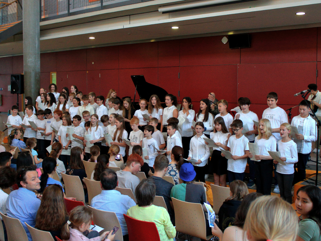 Schülerinnen und Schüler auf der Sommerkonzertbühne in unserer Aula. FOTO: Evgeniy Markov