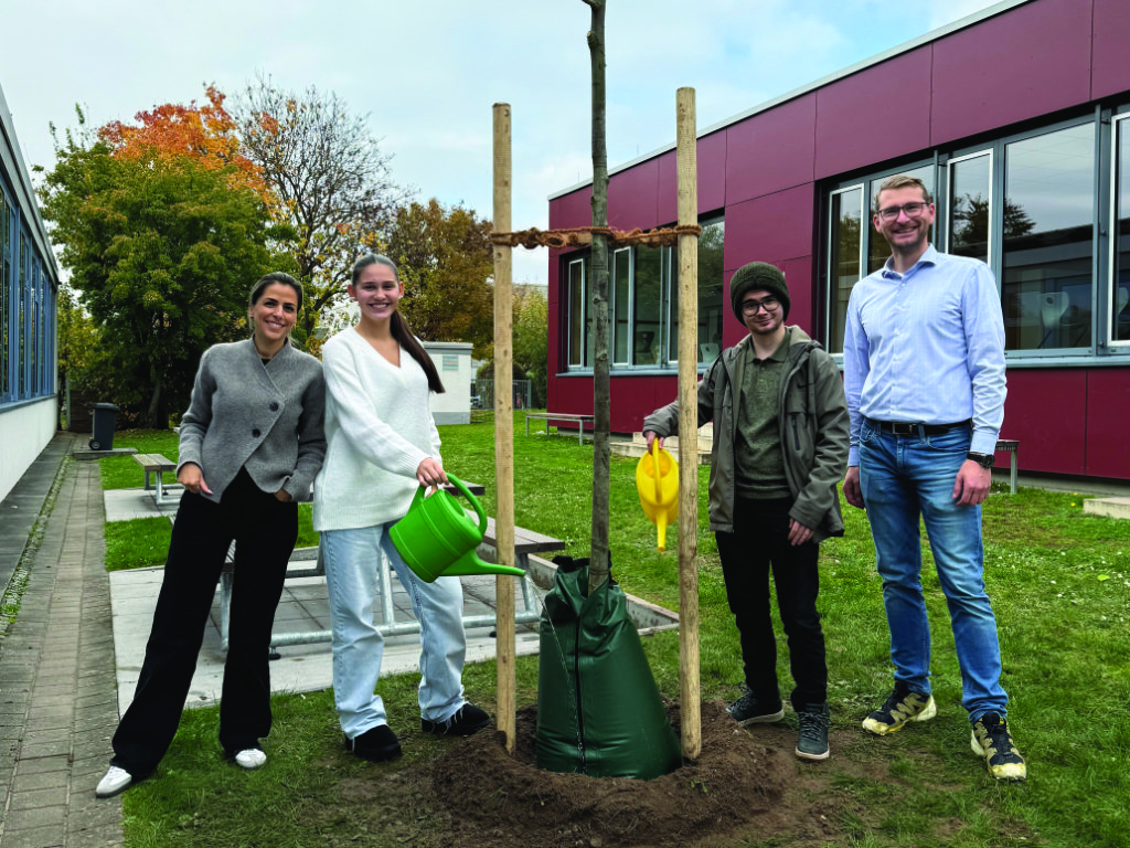 Auf dem Foto (von rechts nach links): Herr Michael Becker (Schulleiter), Abdullah (stellvertretender Schulsprecher), Emma (Schulsprecherin) und Frau Hülya Yesilhark (Vertrauenslehrkraft)