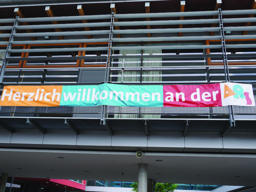 Mit unserem Herzlich-willkommen-Banner begrüßen wir unsere neuen Schülerinnen und Schüler.