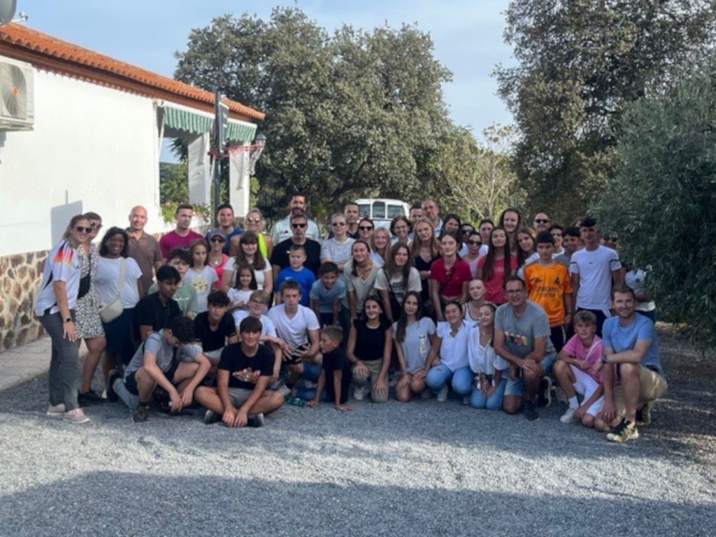 Die Gastfamilien zusammen mit den Schülern, Herrn Becker (rechts), Frau Jantos und Frau Wacht (links)