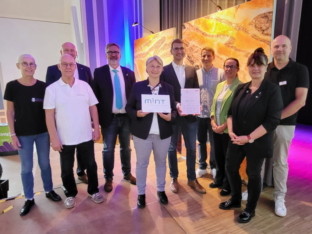 Frau von Estorff und Herr Becker mit den unterstützern des MINT Programmes